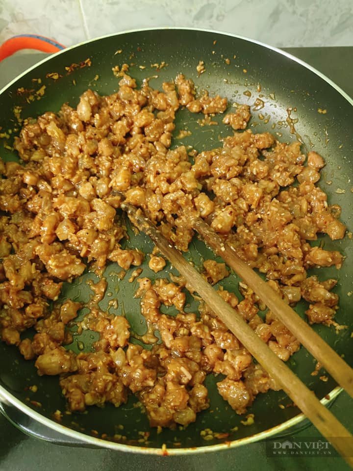 Thêm ruốc vào hỗn hợp