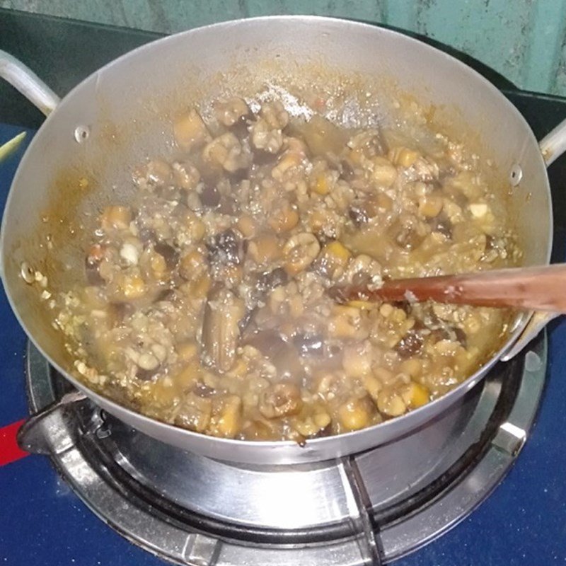 Thêm sả băm và ớt băm vào chảo lươn xào sả ớt
