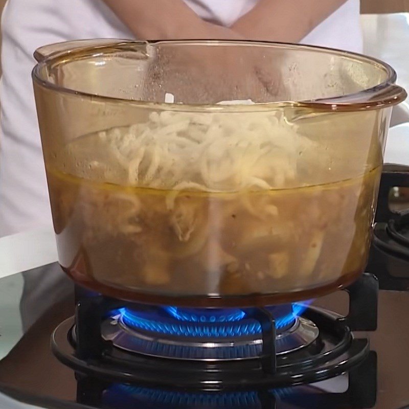 Thêm sợi bánh canh vào nồi nước lèo