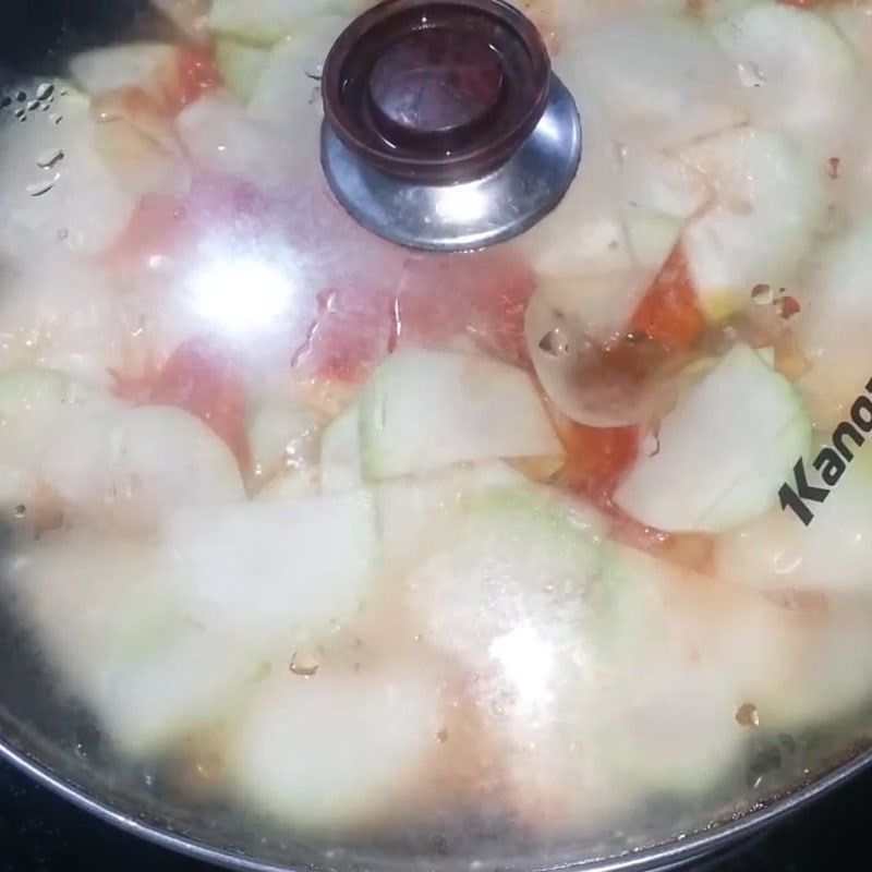 Thêm su hào vào xào cùng cà chua và nêm gia vị