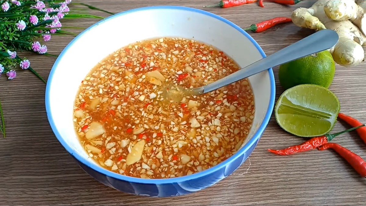 Thêm tỏi ớt sả băm vào chén nước chấm ốc nhảy