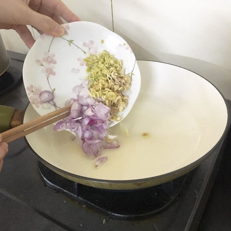 Thêm trà khô vào chảo gia vị xào lươn