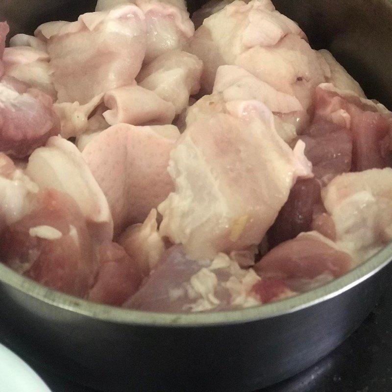 Thịt ba chỉ cắt miếng vuông vừa ăn cho món kho trám xanh