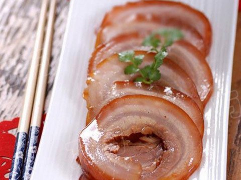 Thịt ba chỉ cuộn hấp đã chín và được thái lát