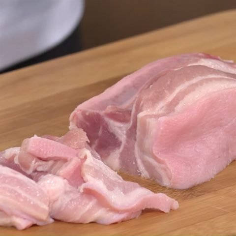 Cách Xào Củ Hũ Dừa Thơm Ngon Đậm Đà Chuẩn Vị Gia Đình Việt Thịt ba chỉ đã sơ chế sạch sẽ và thái miếng vừa ăn, sẵn sàng cho món xào