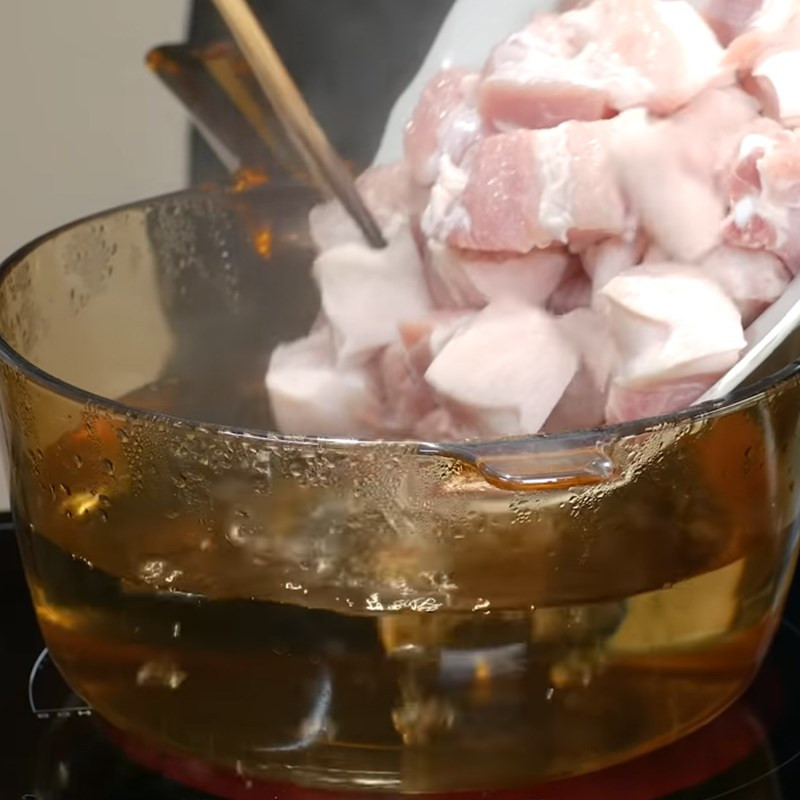 Thịt ba chỉ đã thái miếng vuông vức cho món thịt kho trám