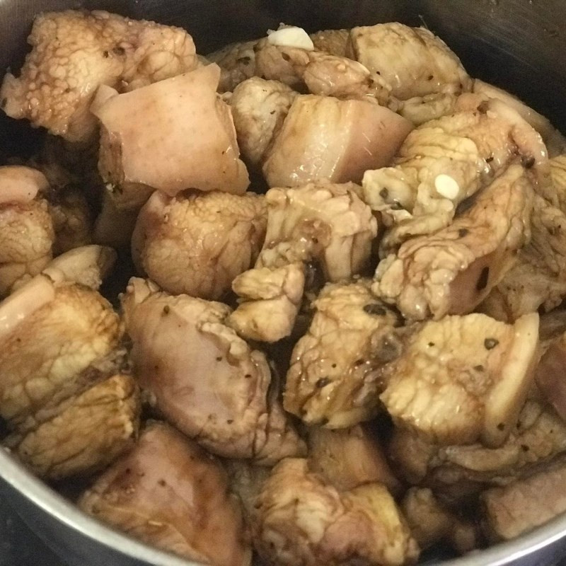 Thịt ba chỉ đã ướp thấm gia vị, sẵn sàng để kho