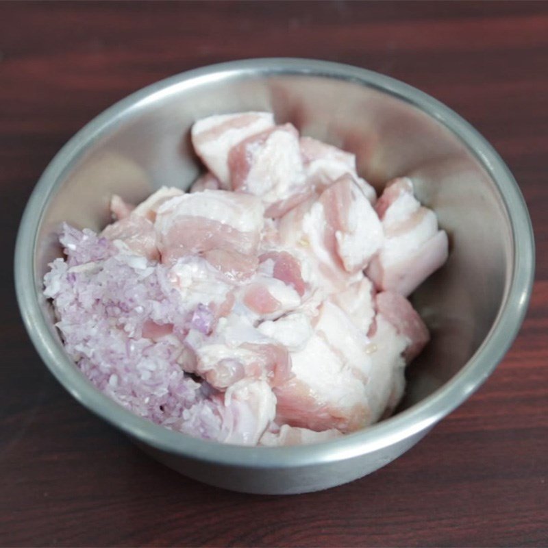 Thịt ba chỉ đang được ướp gia vị chuẩn bị cho món thịt kho tàu với trứng