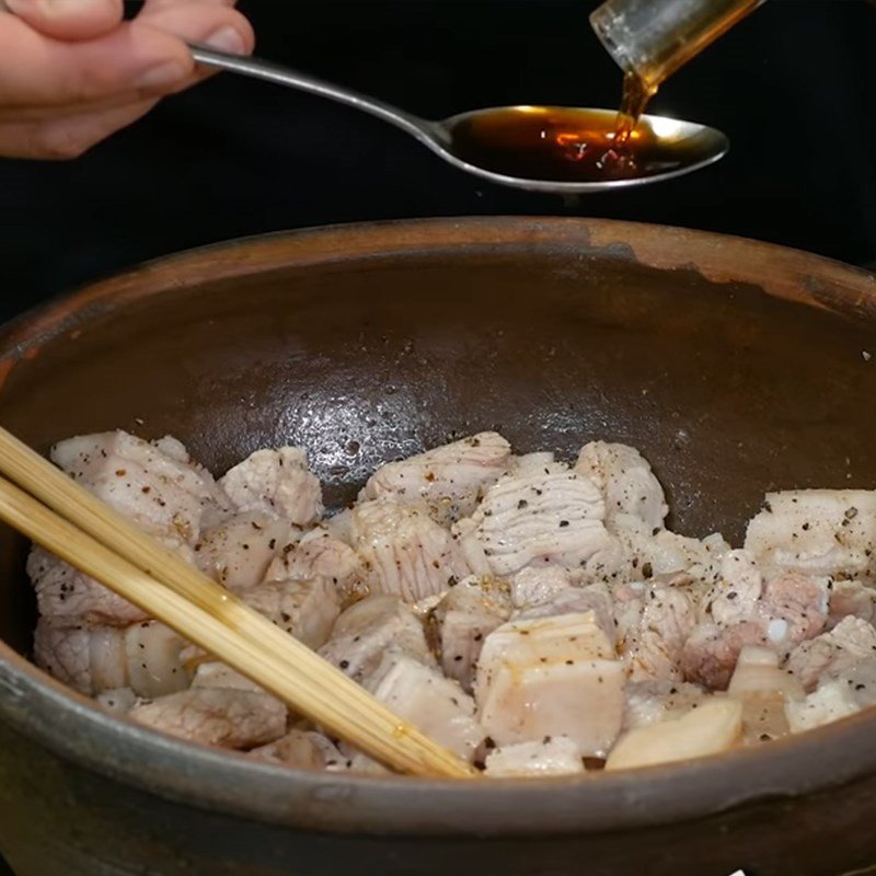 Thịt ba chỉ đang được ướp gia vị đậm đà để nấu thịt kho trám