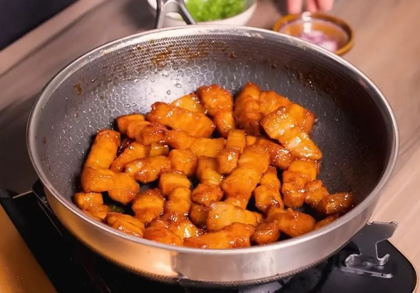Thịt ba chỉ đang được xào chung với nước màu