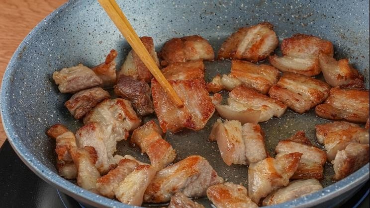 Thịt ba chỉ đang được xào săn trên chảo