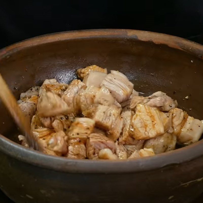 Thịt ba chỉ đang ướp thấm gia vị cho món thịt kho trám thêm ngon