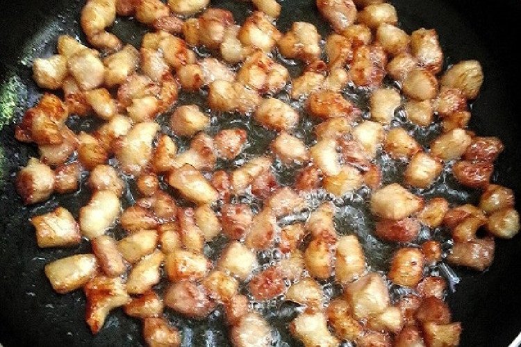 Thịt ba chỉ được rán vàng giòn, phần mỡ heo để làm kho quẹt tôm khô