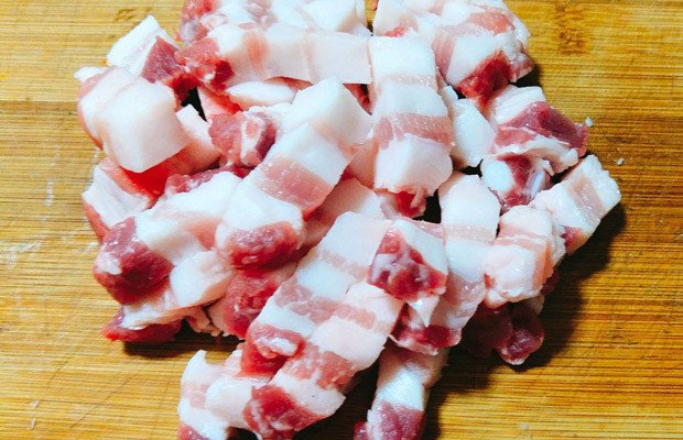 Thịt ba chỉ được thái hạt lựu chuẩn bị cho món kho quẹt đậm đà