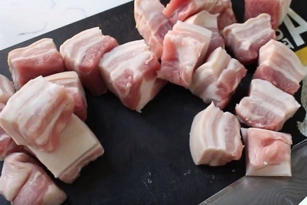 Thịt ba chỉ được thái miếng vuông lớn để làm thịt kho tàu