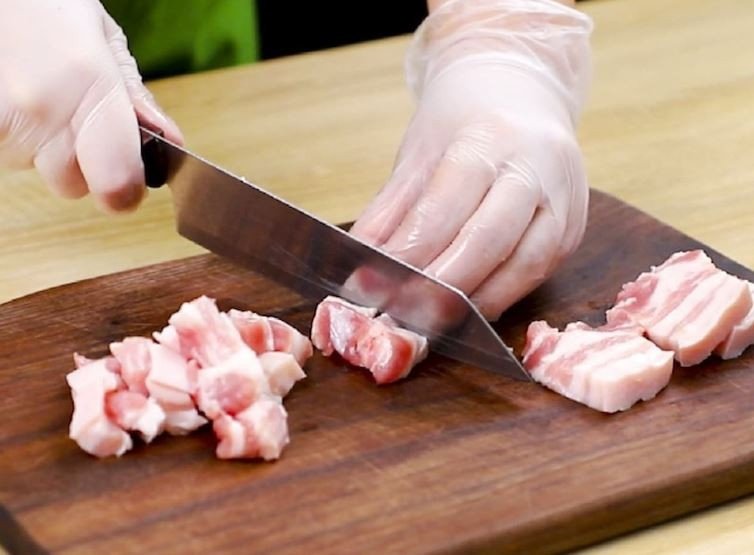 Thịt ba chỉ được thái thành miếng vừa ăn