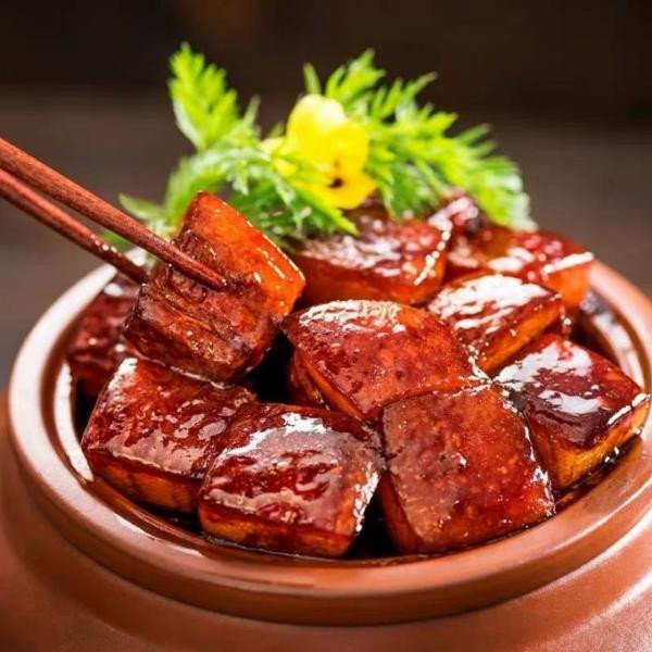 Thịt ba chỉ được ướp thấm đẫm gia vị đặc trưng, chuẩn bị cho công đoạn chế biến món khâu nhục