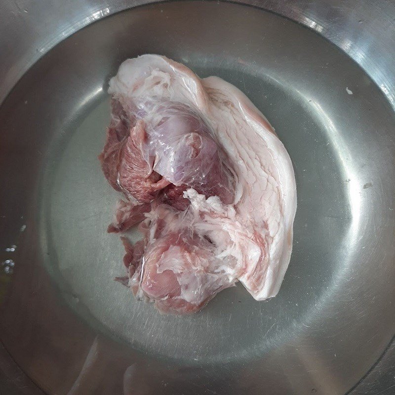 Thịt ba chỉ heo đã cắt miếng và rửa sạch để sơ chế thịt kho măng