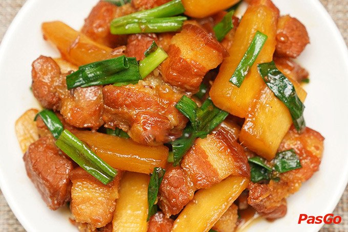 Thịt ba chỉ kho củ cải đậm đà, màu sắc hấp dẫn