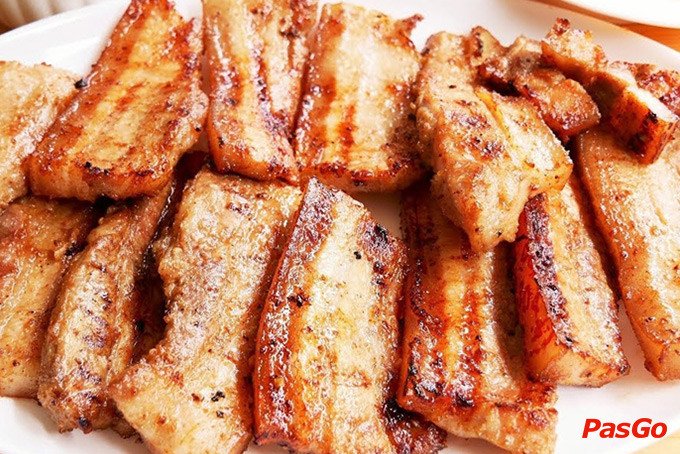 Thịt ba chỉ nướng BBQ vàng ruộm, hấp dẫn trên bếp than