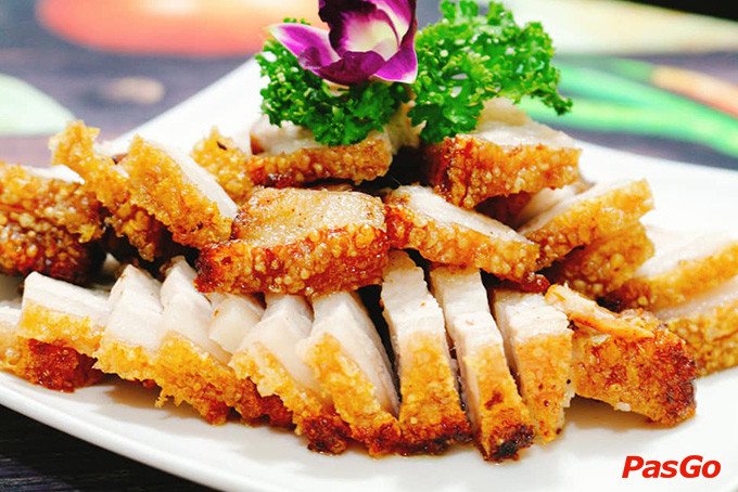Thịt ba chỉ quay giòn bì vàng ươm, lớp da nổ giòn rụm