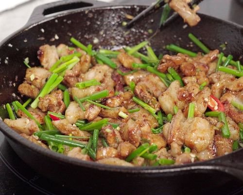 Thịt Ba Chỉ Rang Cháy Cạnh Bao Nhiêu Calo? Phân Tích Chi Tiết Thịt ba chỉ rang cháy cạnh vàng óng