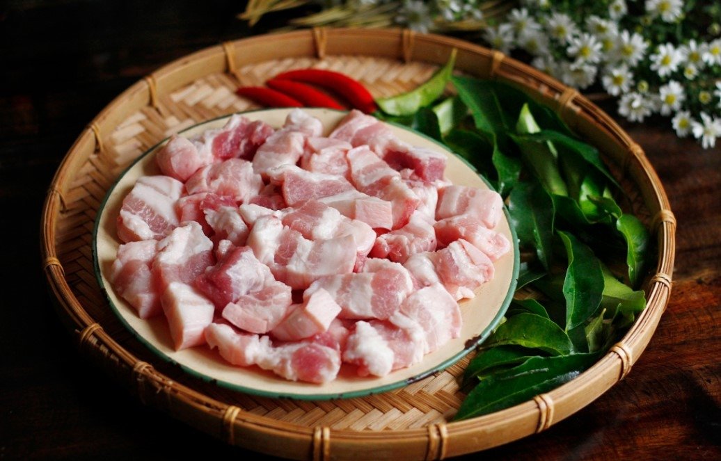 Thịt ba chỉ rang riềng cháy cạnh đậm đà trên đĩa trắng