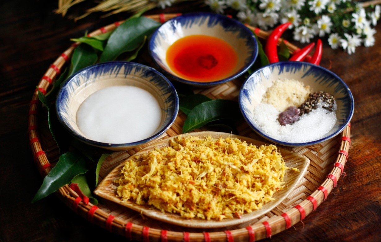 Thịt ba chỉ rang riềng lá mắc mật vàng ươm