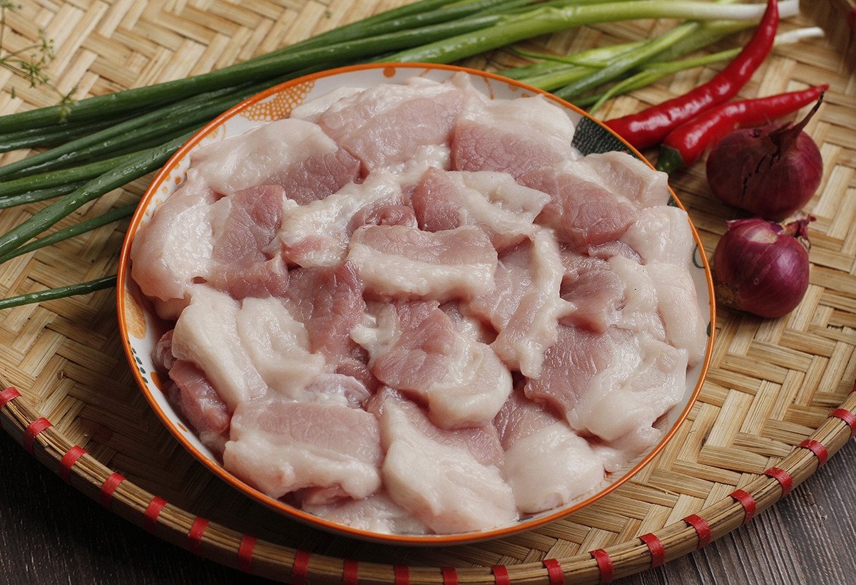 Thịt ba chỉ rang riềng sả ớt hấp dẫn trên đĩa