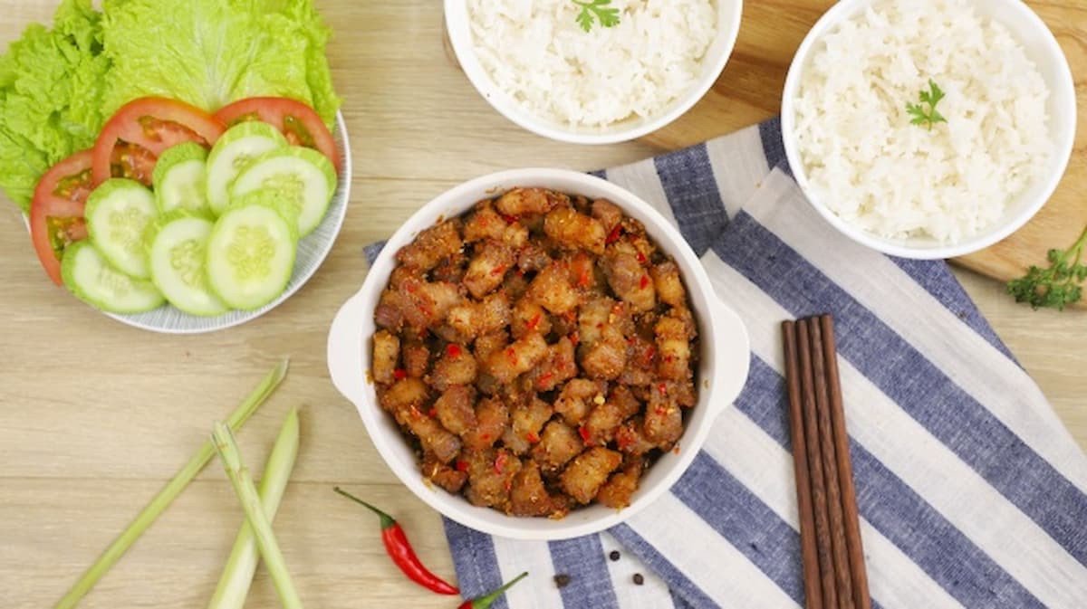 Thịt ba chỉ rang sả ớt đang được nêm nếm gia vị trong chảo