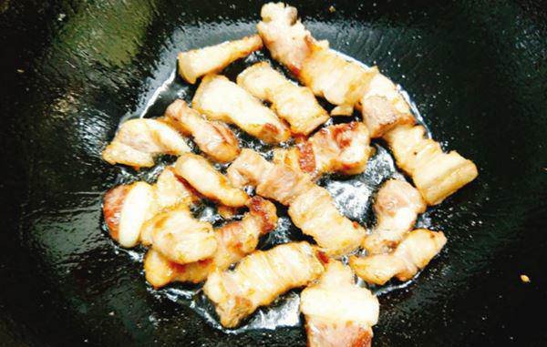 Thịt ba chỉ rang xém cạnh cho cá kho tộ