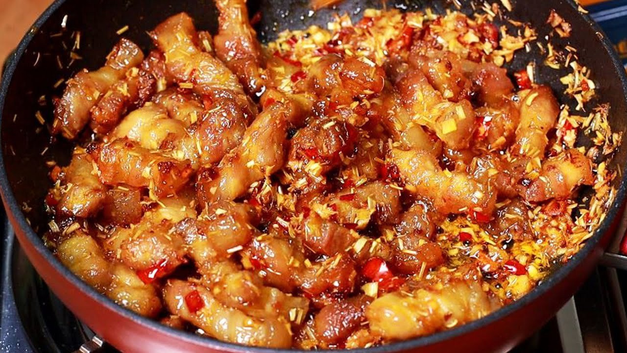 Thịt ba chỉ sau khi rang được vớt ra đĩa để ráo dầu
