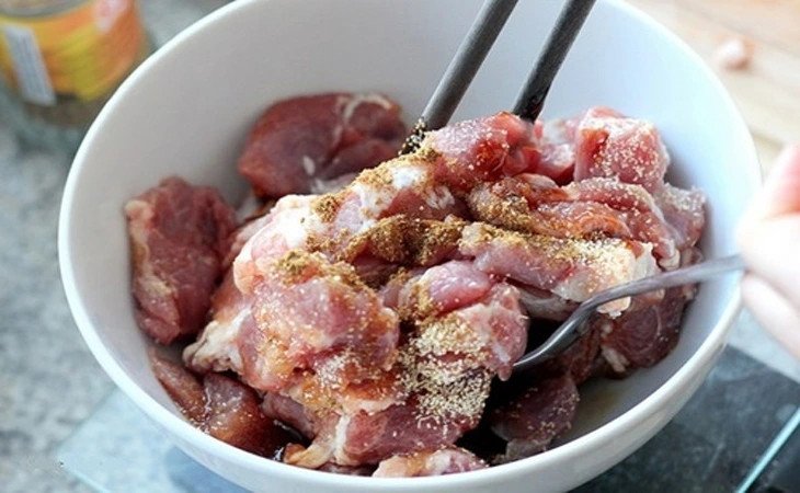 Thịt ba chỉ sau khi sơ chế và ướp gia vị chuẩn bị nấu