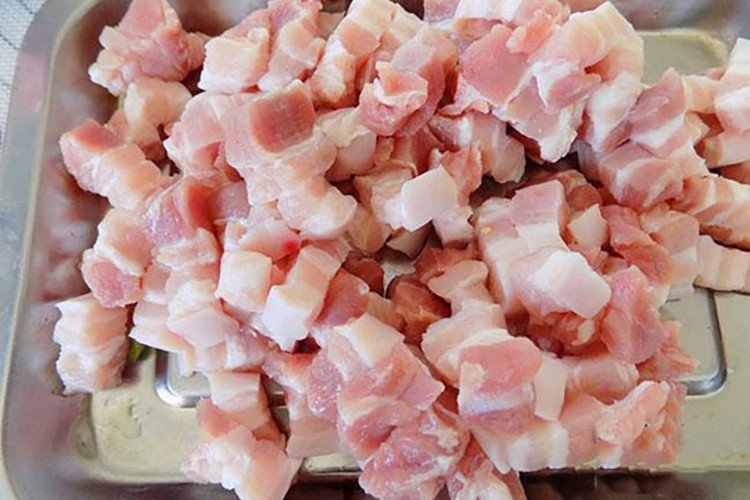 Thịt ba chỉ thái hạt lựu, chuẩn bị cho món kho quẹt