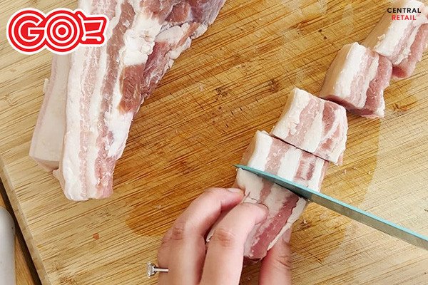 Thịt ba chỉ thái miếng vuông vắn chuẩn bị cho món thịt kho trứng