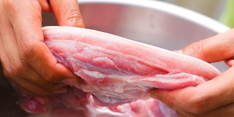 Cách Làm Thịt Chiên Nước Mắm Ngon Đậm Đà Chuẩn Vị Gia Đình Thịt ba chỉ tươi ngon được cắt miếng vừa ăn, đang ướp gia vị chuẩn bị chiên nước mắm