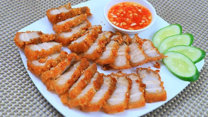 Thịt ba chỉ tươi ngon và gia vị chuẩn bị cho món áp chảo