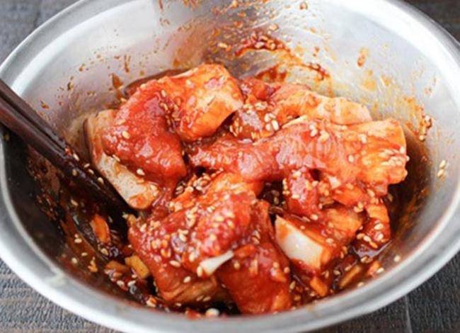 Thịt ba chỉ ướp gia vị chuẩn vị bún chả, sẵn sàng cho món thịt nướng bún chả thơm lừng