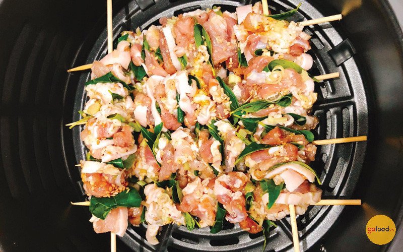 Thịt ba chỉ xiên nướng lá mắc mật