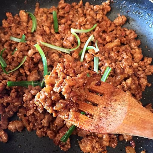 Thịt băm cháy cạnh đậm màu