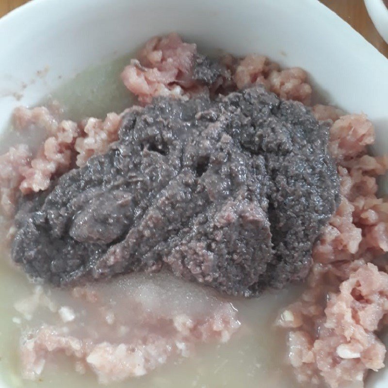 Thịt băm đã được ướp đủ gia vị, sẵn sàng cho món thịt chưng mắm ruốc