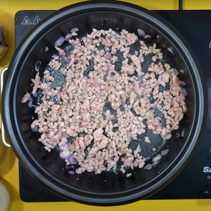 Thịt băm đã săn lại sau khi xào, sẵn sàng cho vào nồi canh củ dền