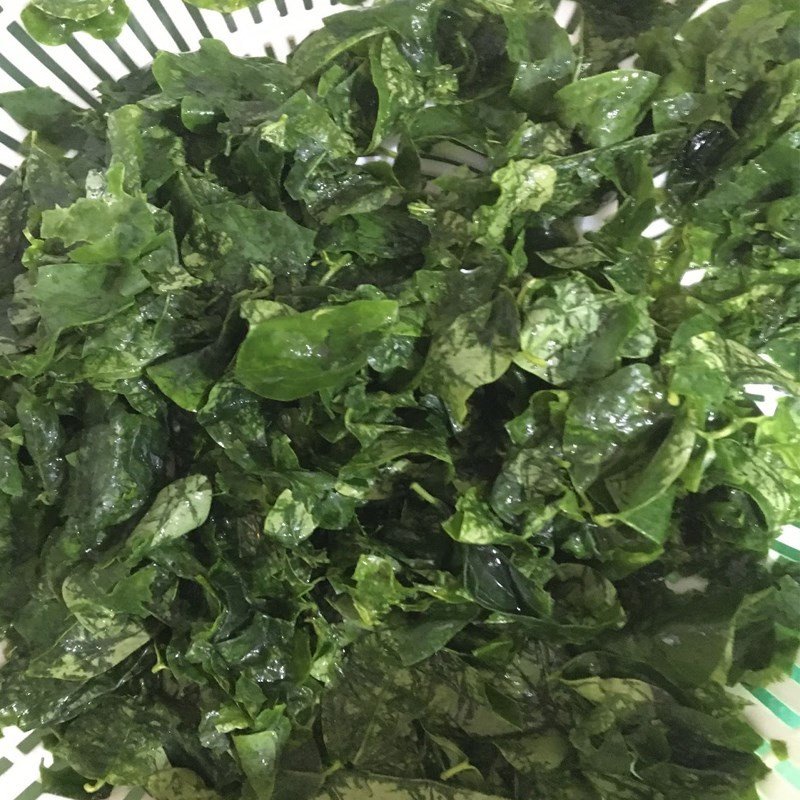 Thịt băm đã ướp gia vị đậm đà cho món canh rau ngót