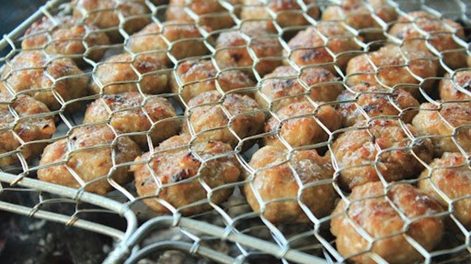 Thịt băm đã ướp gia vị đậm đà được vo thành từng viên tròn dẹt, sẵn sàng cho món chả thịt nướng than hoa