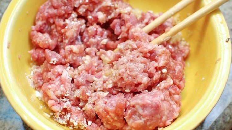 Thịt băm đang được ướp gia vị chuẩn bị nấu canh