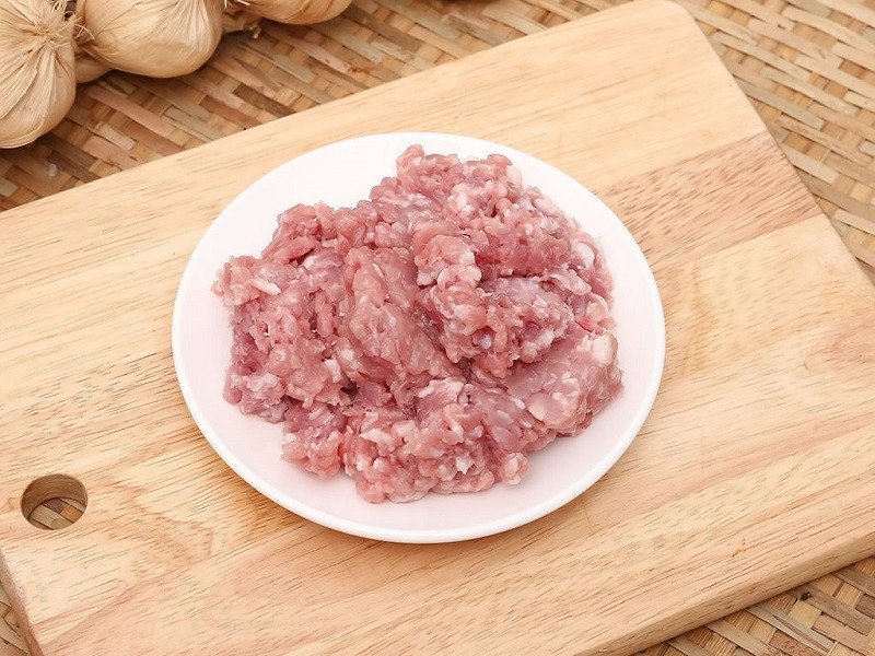 Thịt băm đang được xào trên chảo