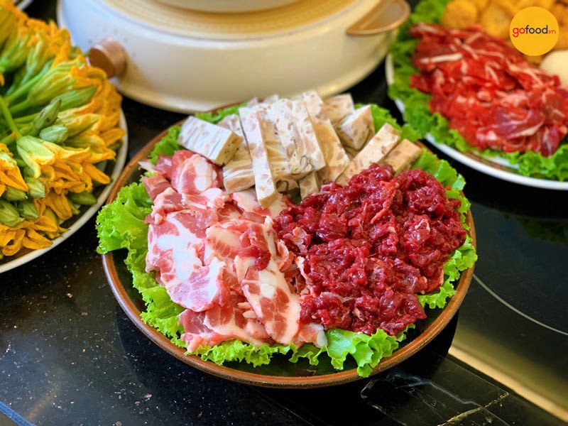 Thịt bắp bò Obe thái lát mỏng đều sẵn sàng cho món lẩu bò nhúng