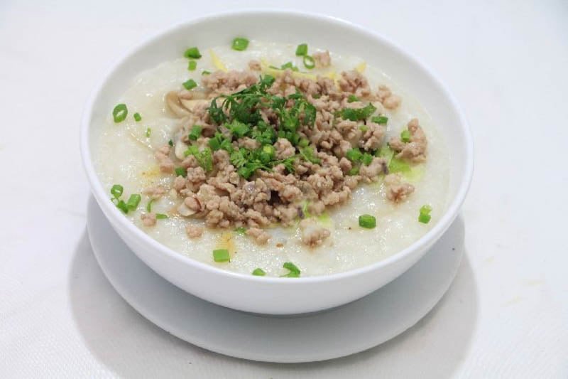 Thịt bò băm nhuyễn đang được sơ chế để nấu cháo