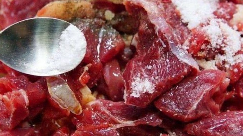 Thịt bò đã được thái lát mỏng và ướp gia vị, sẵn sàng cho món xào