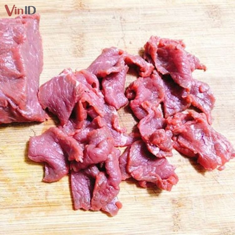 Thịt bò đã được thái miếng vừa ăn cho canh Hàn Quốc